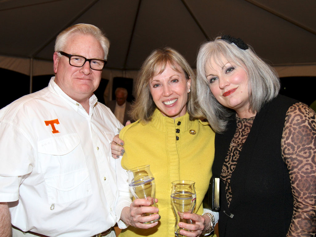Steve Morris (Knoxville ’76, ’81) and his wife, Laura (Knoxville ’79), enjoyed a welcome reception in the company of Rita Freeman Silen (Knoxville ‘74) center, of Portland, Ore. Photo by Chad Greene