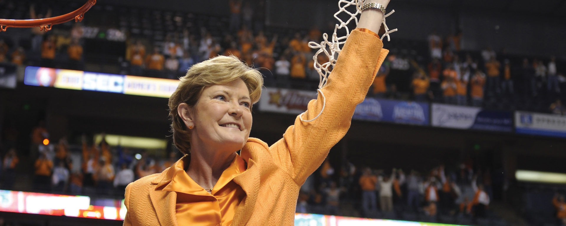 Pat Summitt cutting down the net after the Lady Vols 2008 victory