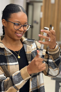 Veterinary medicine student Ravyn Clausell tries out the new Teaching and Learning Center, which allows students to become confident in their skills before their clinical years.