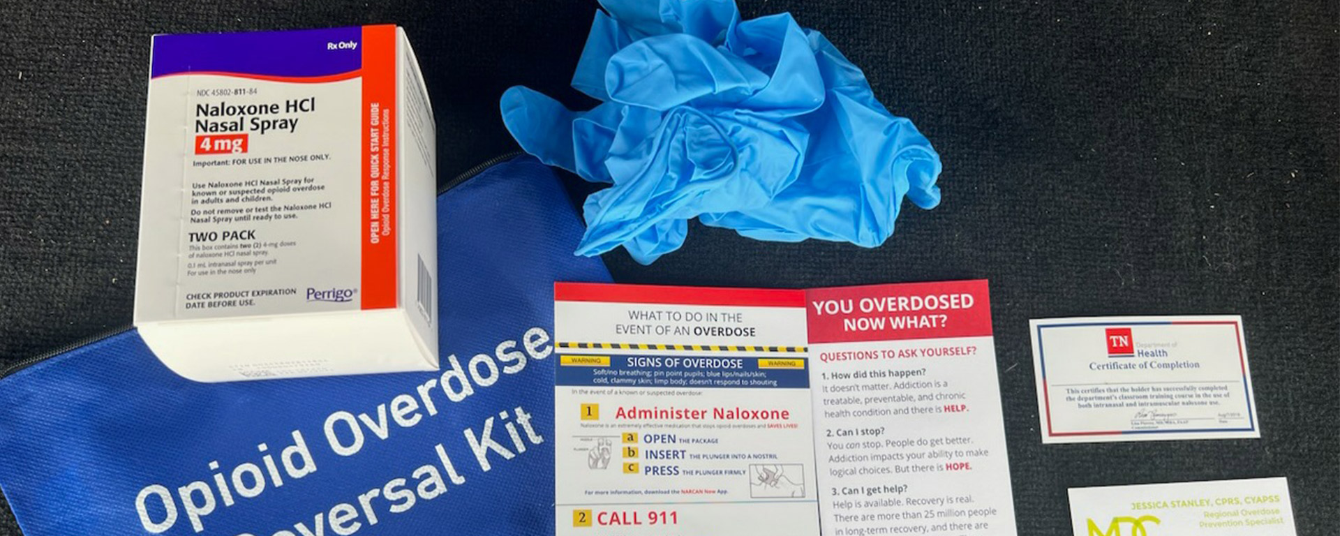 Narcan kit with all its contents.
